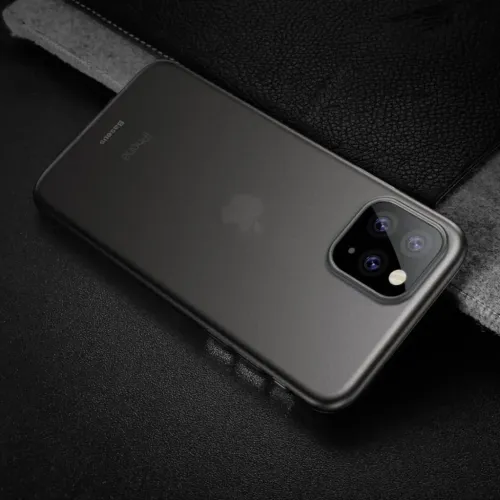 Baseus iPhone 11 Pro Max tunt matt skal med utskärning för bakre kamera på en mörkgrå telefon