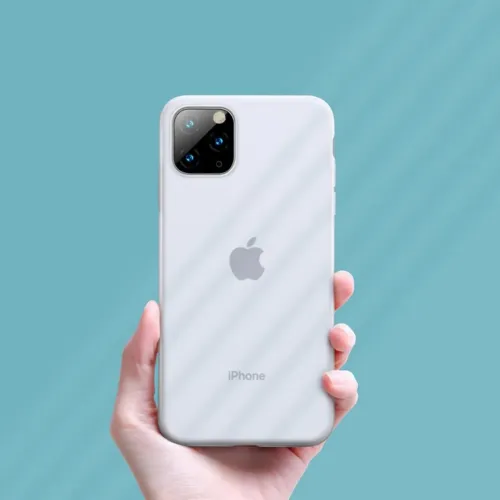 Baseus-silikonskal för iPhone 11 Pro Max på en ljus iPhone, visat bakifrån i handen.