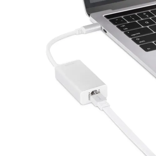 Moshi Gigabit Ethernet Cat 6-kabel ansluten till en bärbar dator för stabil trådbunden nätverksåtkomst