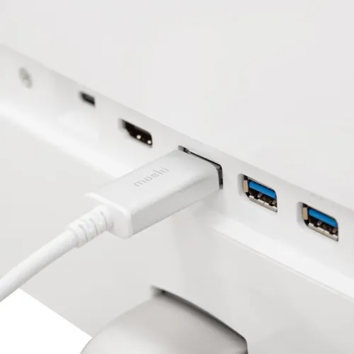 Moshi USB-C till DisplayPort-kabel ansluten till en vit enhet bredvid synliga USB-A-portar