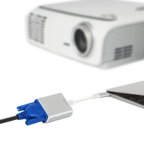 Moshi USB-C-till-VGA-adapter ansluten till en bärbar dator och en VGA-kabel för en extern skärm eller projektor