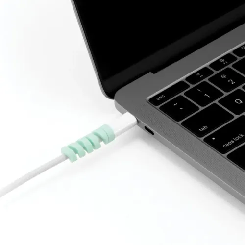 Bluelounge CableCoil Mini-kabelskydd lindat runt en vit USB-C-kabel ansluten till en bärbar dator