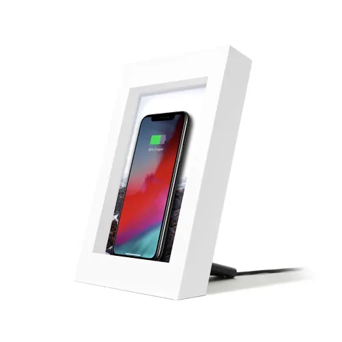Twelve South powerPic frame, trådlös laddare i vitt, med telefonen stående och på laddning i en fotoram