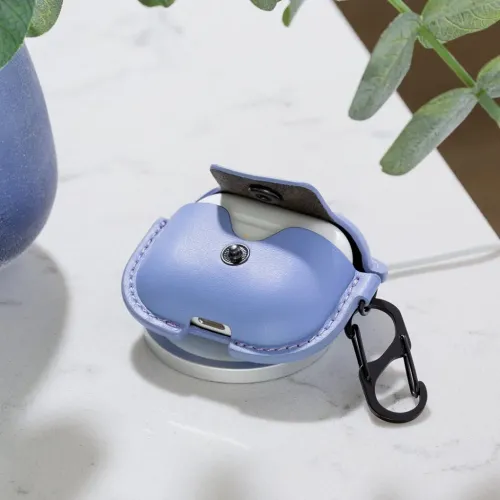 Twelve South AirSnap vaaleansininen suojakotelo 3. sukupolven AirPods-kuulokkeille neppariläpällä ja karabiinikiinnikkeellä