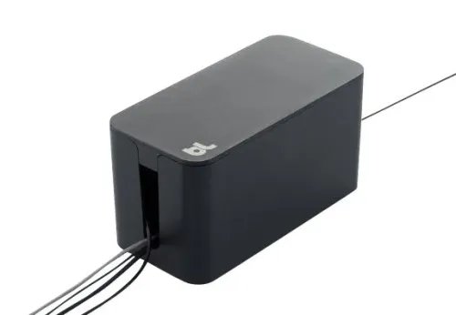 Bluelounge CableBox Mini svart kabelhanteringsbox med kablar som går ut genom en sidoöppning mot vit bakgrund.