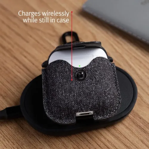 Twelve South AirSnap Twill-fodral för Apple AirPods på en trådlös laddningsplatta, med klämma och tryckknappsstängning.