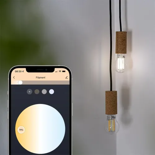 Lite Bulb Moments vita Ambience E27-filamentlampor som hänger bredvid en app för ljusstyrning på en smartphone
