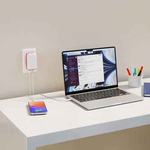 Twelve South PlugBug 50 W USB-C-laddare ansluten till ett vägguttag, laddar en bärbar dator och en telefon