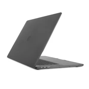 Funda rígida negra mate Moshi iGlaze para MacBook Pro 16, mostrada en un portátil parcialmente abierto