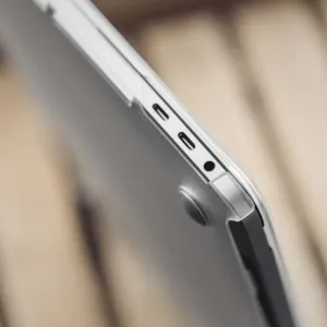 Funda transparente Moshi iGlaze para MacBook Pro de 16 pulgadas, con recortes para los puertos y un ajuste elegante y protector