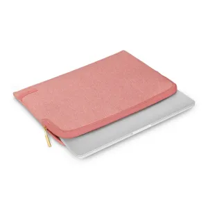 Housse zippée Moshi Pluma 14 pouces rose pour ordinateur portable, contenant partiellement un MacBook Pro argent