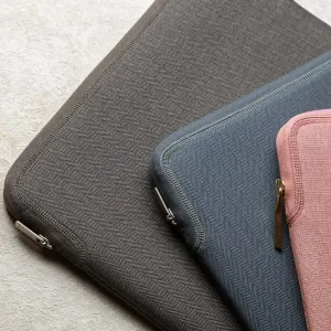 Housse pour ordinateur portable Moshi Pluma 14 pouces avec tissu à chevrons et fermeture zippée, présentée en trois couleurs