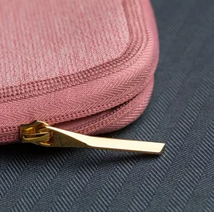 Housse pour ordinateur portable Moshi Pluma 14 pouces en rose œillet, avec texture en tissu tissé et tirette de fermeture éclair dorée