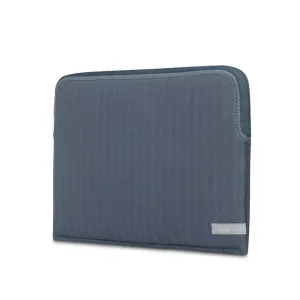 Funda para portátil Moshi Pluma de 14 pulgadas en azul vaquero, con tejido texturizado, cierre de cremallera y protección acolchada