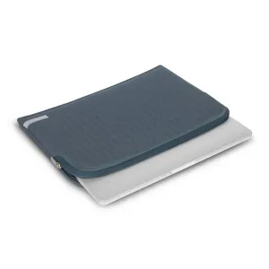 Funda para portátil Moshi Pluma de 14 pulgadas en gris azulado, con cierre de cremallera y un portátil plateado parcialmente insertado