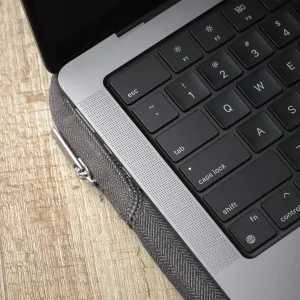 Housse pour ordinateur portable Moshi Pluma 14 pouces grise, avec un MacBook partiellement inséré et un détail de fermeture éclair.