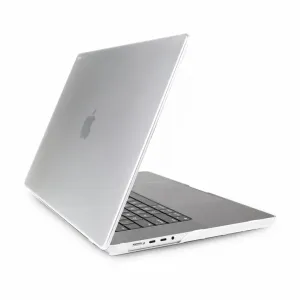 Coque rigide transparente Moshi iGlaze sur un MacBook Pro 16 pouces, partiellement ouvert sur fond blanc