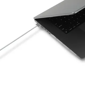 Coque rigide Moshi iGlaze sur MacBook Pro 16 pouces, avec découpes latérales et câble USB-C connecté