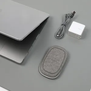 Coque rigide Moshi iGlaze pour MacBook Pro 16 pouces, présentée avec des accessoires Moshi assortis