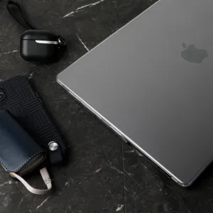 Coque rigide transparente Moshi iGlaze sur MacBook Pro 16 pouces, avec le logo Apple visible à travers la coque.