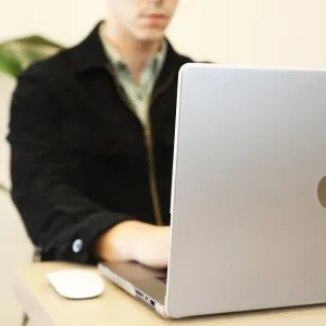 Coque rigide Moshi iGlaze sur un MacBook Pro 16 pouces, présentée avec une fine finition mate