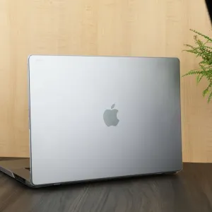 Coque transparente Moshi iGlaze installée sur un MacBook Pro 16 pouces, avec le logo Apple visible et l’ordinateur portable ouvert.