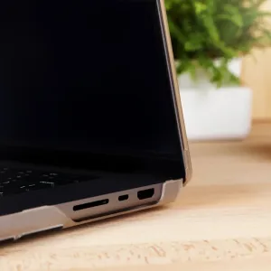 Coque rigide transparente Moshi iGlaze sur MacBook Pro 16 pouces, avec découpes pour les ports et protection des angles