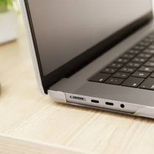 Coque de protection transparente Moshi iGlaze sur MacBook Pro 16 pouces, présentée en gros plan avec découpes d’aération