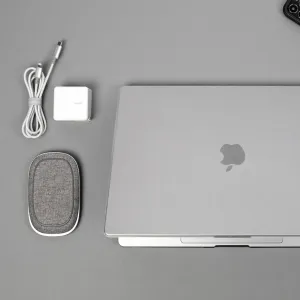 Coque rigide Moshi iGlaze pour MacBook Pro 16 pouces (2021) sur un MacBook Pro gris fermé