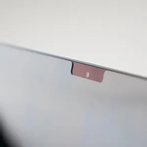Protector de pantalla con filtro de privacidad Moshi Umbra para MacBook Pro de 14 pulgadas M1, primer plano con la pestaña del filtro de privacidad visible