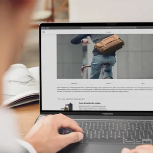 Página del protector de pantalla de privacidad de Moshi abierta en un MacBook Pro sobre un escritorio