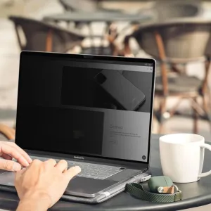 Protector de pantalla de privacidad Moshi Umbra en un MacBook Pro 14 M1, reduciendo reflejos y limitando la visión lateral