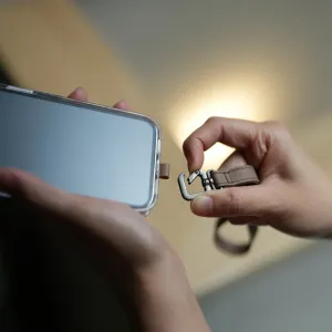 Correa 2 en 1 para muñeca y cuerpo de Moshi, sujeta a una funda transparente para iPhone con gancho de liberación rápida