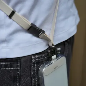 Dragonne Moshi 2-en-1 pour poignet/corps en blanc lait de poule fixée à une coque de téléphone à la taille
