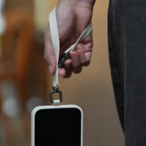 Dragonne/bandoulière 2-en-1 Moshi pour porter un smartphone, présentée fixée à une coque de téléphone