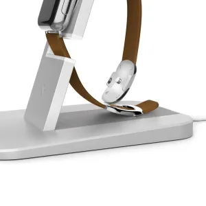 Support de charge Twelve South HiRise pour Apple Watch, argenté, avec un bracelet marron sur fond blanc
