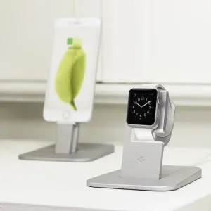 Support de charge Twelve South HiRise pour Apple Watch argenté, avec la montre installée et le bracelet enroulé autour du côté.