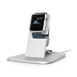 Support de charge Twelve South HiRise Apple Watch couleur argent, avec montre posée sur une base de style table de chevet
