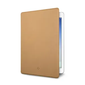 Étui folio Twelve South SurfacePad en cuir fauve pour iPad Air Pro 9,7, présenté fermé avec logo