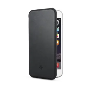 Funda tipo folio SurfacePad de cuero negro de Twelve South para iPhone 7/8/SE(2), mostrada en posición vertical con diseño de soporte.