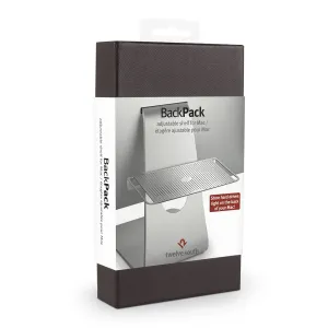 Caja de venta de Twelve South BackPack 3 mostrando el estante ajustable detrás de la pantalla para Mac sobre fondo blanco