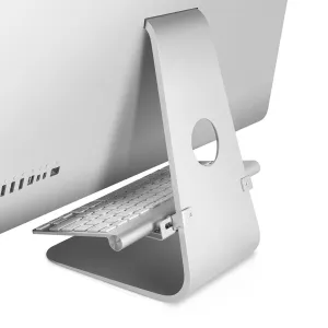 Estante BackPack 3 detrás de la pantalla, fijado a un iMac, con un teclado guardado debajo