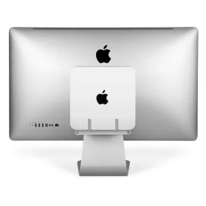 Estante Twelve South BackPack 3 montado detrás de una pantalla iMac, con los postes de soporte y un soporte de plata visibles.