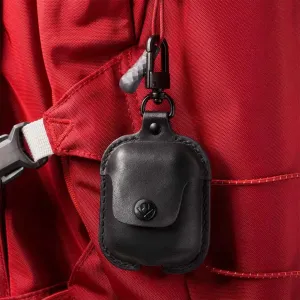 Funda AirSnap de Twelve South para AirPods de cuero negro sujeta a una mochila roja con clip giratorio