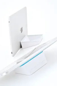 Soporte para tablet Bluelounge Casa en blanco, inclinado para dos posiciones de visión con una hendidura tipo bandeja