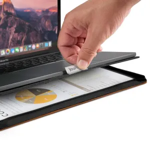 Funda de cuero Journal de Twelve South para MacBook Pro de 15 pulgadas USB-C, parcialmente abierta con el portátil dentro