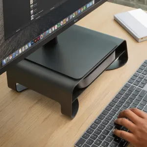 Twelve South Curve Elevation negro soporte ergonómico para monitor con pantalla LG y repisa integrada sobre un escritorio.