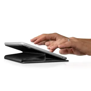 Étui folio Twelve South SurfacePad pour iPad mini 5 en mode support, avec des mains au-dessus de l’écran