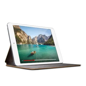 Étui SurfacePad Twelve South en cuir cognac pour iPad mini 5 en position de support de visionnage dépliable