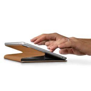 Étui support en cuir cognac Twelve South SurfacePad pour iPad mini 5, présenté en position de visionnage mains libres